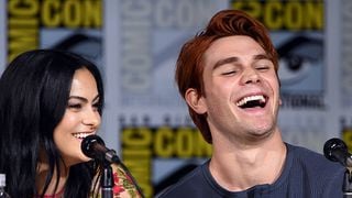 O KJ Apa está fazendo aniversário e a Camila Mendes aproveitou a data para dar uma zoada no amigo