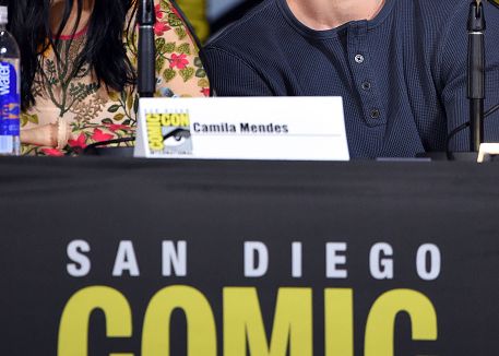O KJ Apa está fazendo aniversário e a Camila Mendes aproveitou a data para dar uma zoada no amigo