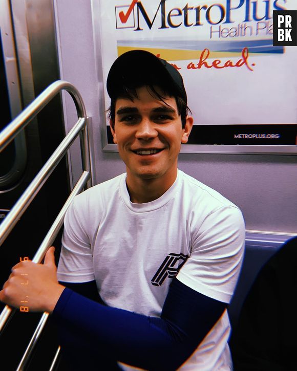 KJ Apa completa 22 anos nesta segunda (17) e ganha homenagens de atores de "Riverdale"