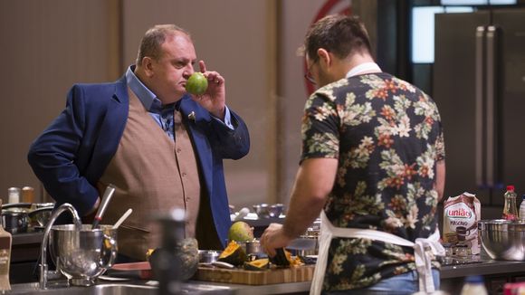 Fernando se atrapalha, derruba prato e acaba sendo eliminado do "MasterChef"