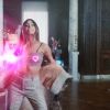 Ariana Grande está louca de ciúmes no clipe de "boyfriend", parceria com a Social House