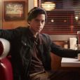 Jughead (Cole Sprouse) vai para um novo colégio em "Riverdale"