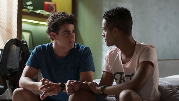 Vai rolar beijo entre Guga e Serginho em "Malhação", sim!