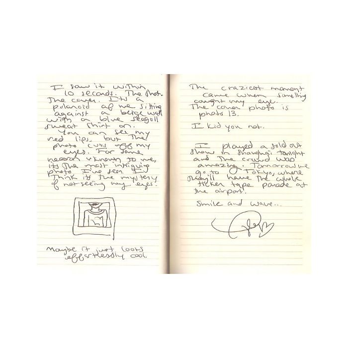  Em uma das páginas dos diários, Taylor Swift conta sobre a decisão da capa do &quot;1989&quot; e até faz um desenho dela 