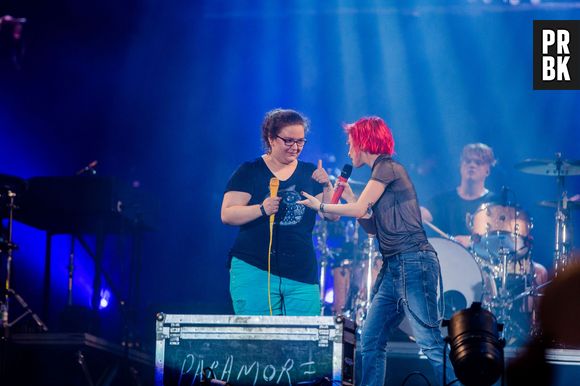 A estudante Thaís Boyago foi a sortuda escolhida por Hayley Williams para subir ao palco no show do Paramore. Nós adoramos!