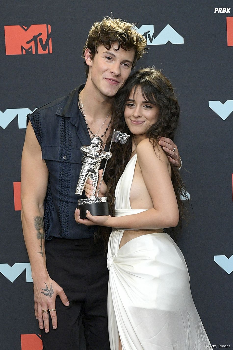 Shawn Mendes e Camila Cabello postam vídeo se beijando após críticas de