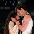 Fãs ciriticam beijo de Camila Cabello e Shawn Mendes e os dois postam vídeo na maior pegação