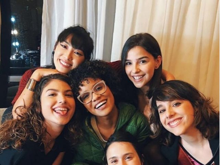 O gato León, de "O Sétimo Guardião", vai virar ~influencer em "As Five"!