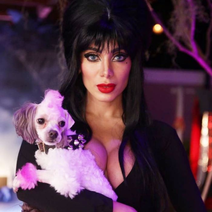 Dia das Bruxas: Anitta se vestiu de &quot;Elvira, a Rainha das Trevas&quot;