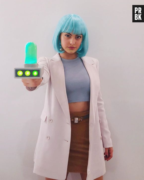 Dia das Bruxas: Camila Mendes se vestiu de Rick, de "Rick and Morty"