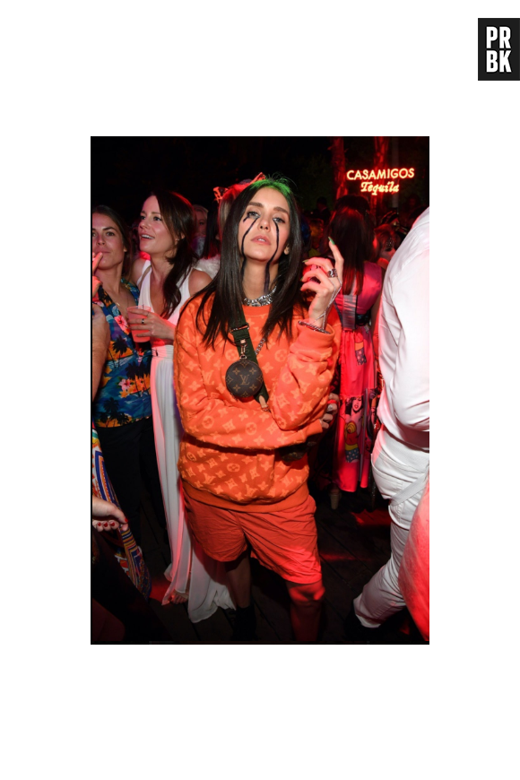 Dia das Bruxas: Nina Dobrev estava fantasiada de Billie Eilish