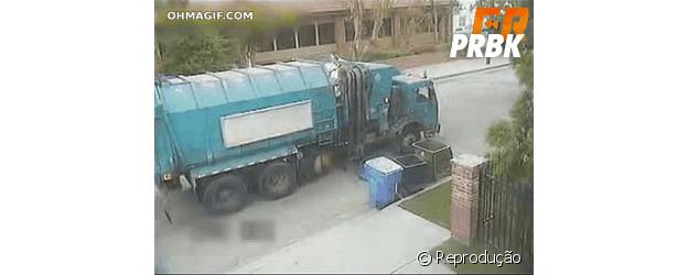 Caminhão espalhando lixo pra tudo que é lado
