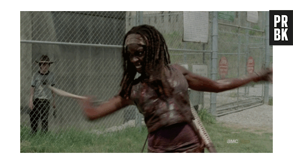 Michonne decepando mais um com a sua espada