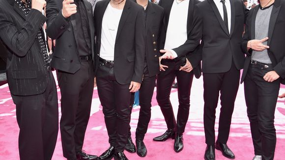 Separamos as 30 fotos mais incríveis do BTS em tapetes vermelhos e eventos que vão te deixar soft