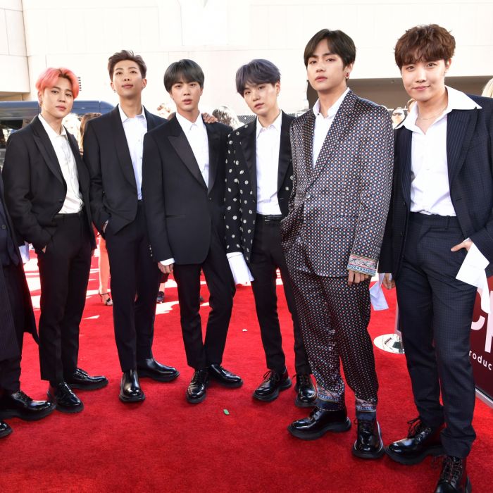 BTS posa no tapete vermelho do Billboard Music Awards 2019 
  
  
 
  
  
  
  
  