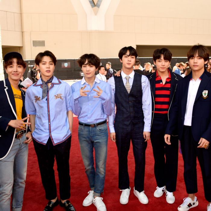 BTS posa no tapete vermelho do Billboard Music Awards 2018
  
  
  