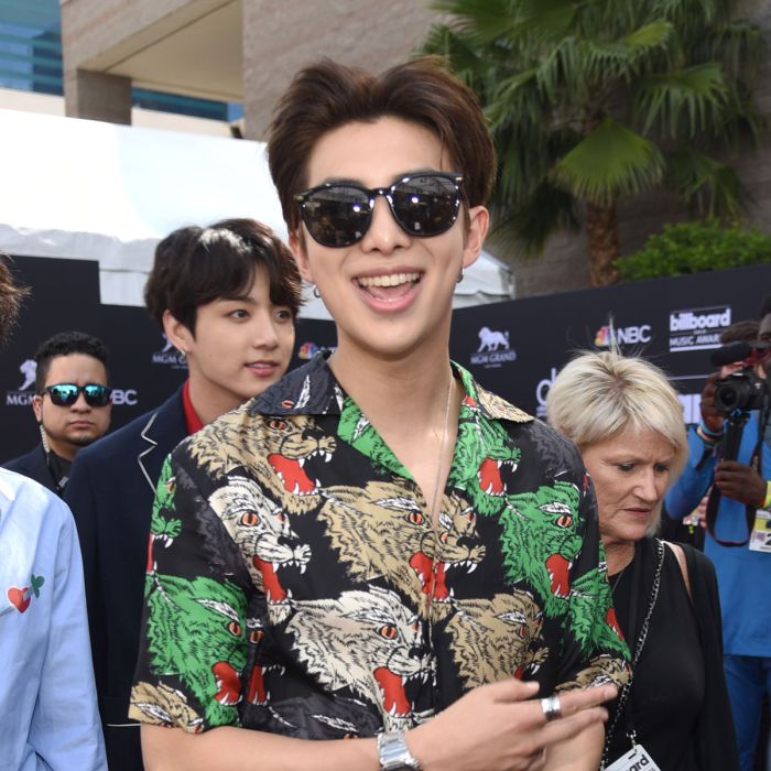 RM e Jungkook, do BTS, posam no tapete vermelho do Billboard Music Awards 2018
  
  
