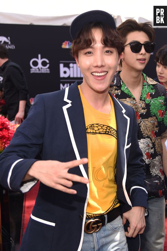 J-Hope, do BTS, posa no tapete vermelho do Billboard Music Awards 2018

