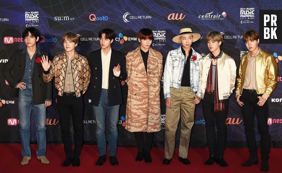 BTS posa no tapete vermelho do Mnet Asian Music Awards 2019

