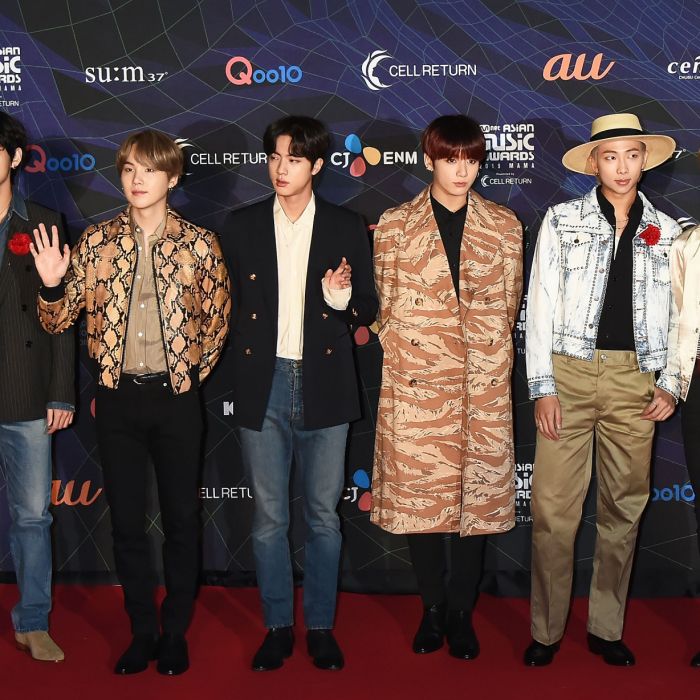 BTS posa no tapete vermelho do  Mnet Asian Music Awards 2019 
  
  