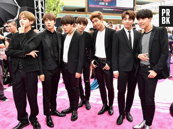 BTS posa no tapete vermelho do Billboard Music Awards, em 2017


