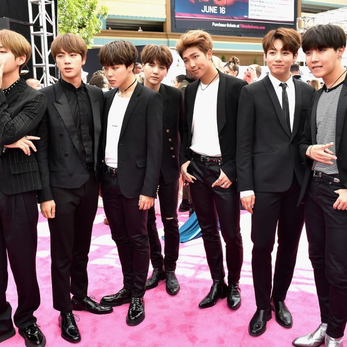 BTS posa no tapete vermelho do Billboard Music Awards, em 2017
  
  