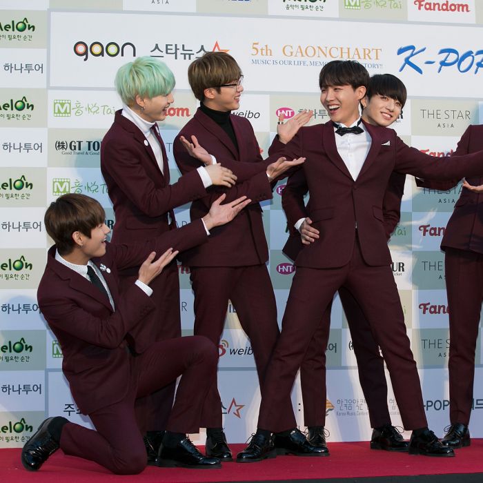 BTS posa no 5º Gaon Chart K-Pop Awards, em 2016
  
  