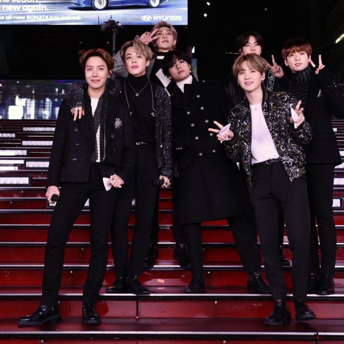 BTS posa no New Year&#039;s Rockin&#039; Eve With Ryan Seacrest 2020
  
  