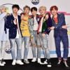 BTS posa no tapete vermelho do American Music Awards 2017

