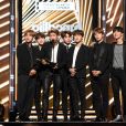 BTS posa no palco do Billboard Music Awards 2017
  
  