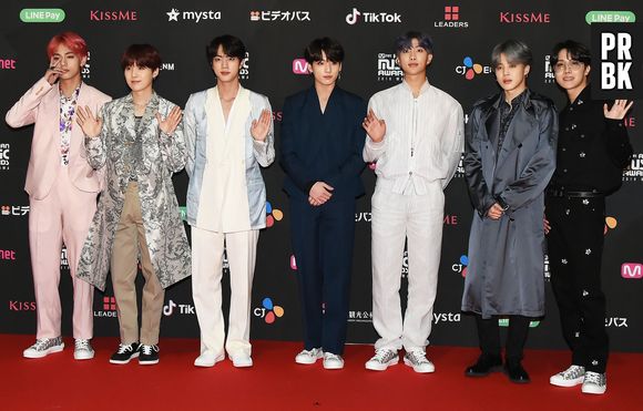 BTS posa no tapete vermelho do MAMA Fans' Choice 2018

