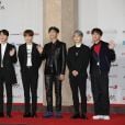 BTS posa no tapete vermelho do Asia Artist Awards 2018
  
  
