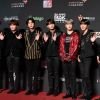 BTS posa no tapete vermelho do Mnet Asian Music Awards 2018

