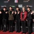 BTS posa no tapete vermelho do Mnet Asian Music Awards 2018
  
  