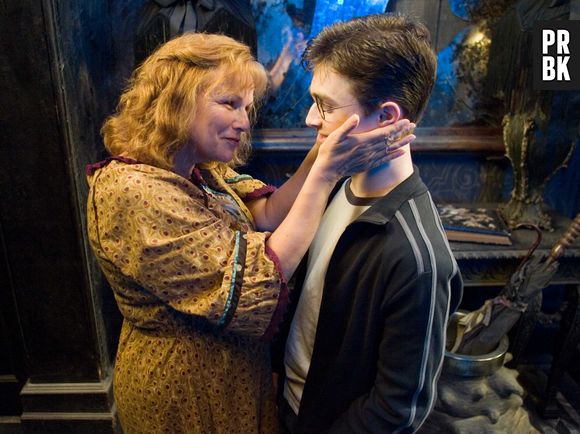 Na saga "Harry Potter", Molly Weasley (Julie Walters) é tão mãezona que acolheu Harry (Daniel Radcliffe) praticamente como um dos seus filhos