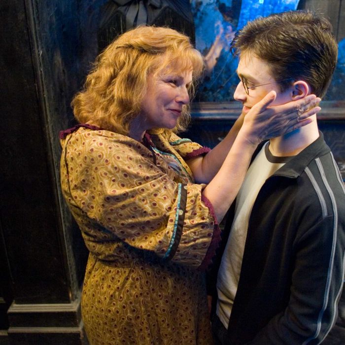 Na saga &quot;Harry Potter&quot;, Molly Weasley (Julie Walters) é tão mãezona que acolheu Harry (Daniel Radcliffe) praticamente como um dos seus filhos