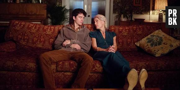 Em "Sex Education", Otis (Asa Butterfield) e Jean (Gillian Anderson) dificilmente se entendem, mas estão sempre se desconstruindo e aprendendo um com o outro