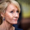 J.K. Rowling é acusada transfobia. Entenda o caso