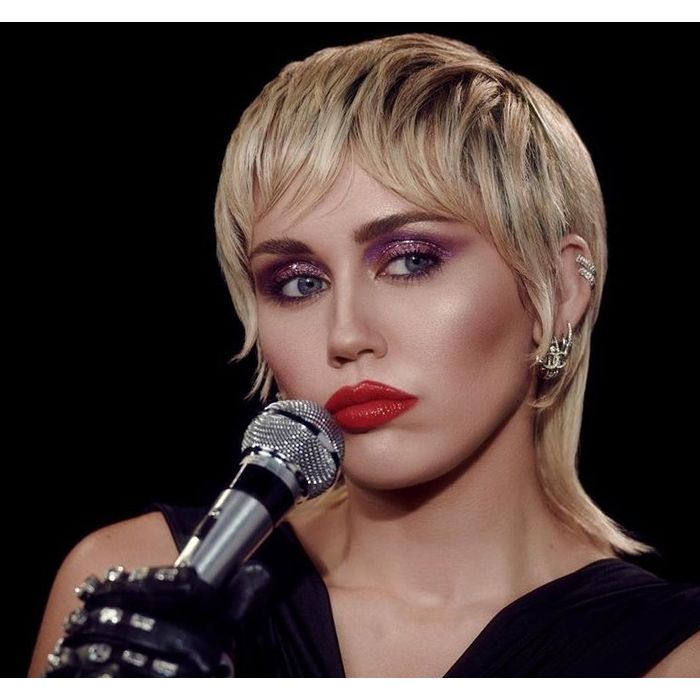 Miley Cyrus lança &quot;Midnight Sky&quot; nesta sexta (14)! Assista ao clipe