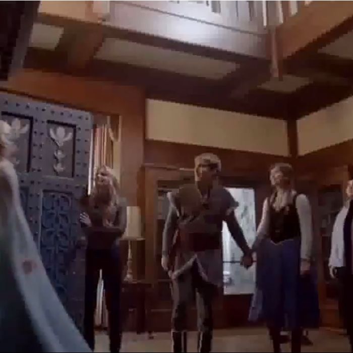 Elsa (Georgina Haig), Kristoff (Scott Michael Foster) e Anna (Elizabeth Lail) se despedem dos protagonistas de &quot;Once Upon a Time&quot; 