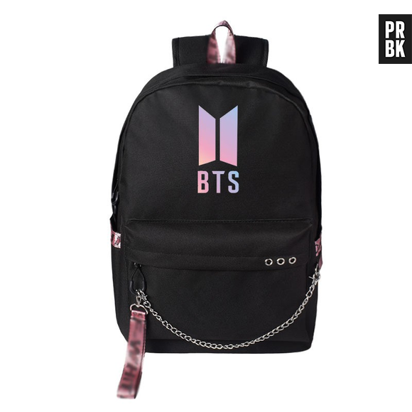 Essa mochila do BTS tem uma corrente decorativa e entrada USB