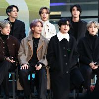 Radialista faz ofensas racistas ao BTS e fãs reagem nas redes sociais