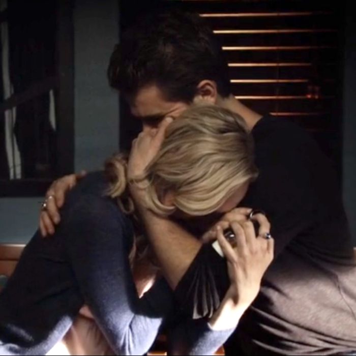  Stefan (Paul Wesley) se aproximou mais de Caroline (Candice Accola) em &quot;The Vampire Diaries&quot; 