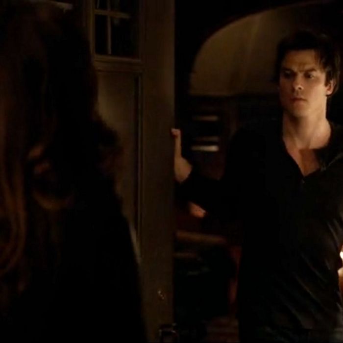  Em &quot;The Vampire Diaries&quot;, Damon (Ian Somerhalder) n&amp;atilde;o consegue mais enxergar Elena (Nina Dobrev) por causa de um feiti&amp;ccedil;o de Kai (Chris Wood) 