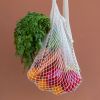 O veganismo também se relaciona com práticas sustentáveis, como a redução do consumo de plástico
