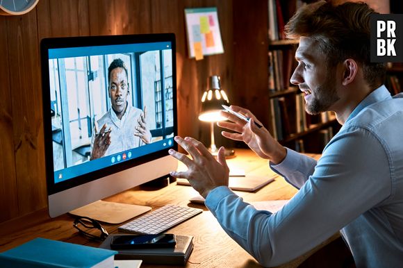 Em entrevistas de emprego online, é importante escolher um ambiente tranquilo e bem iluminado