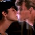 Em "Ghost", Molly (Demi Moore) beija o fantasma de Sam (Patrick Swayze)