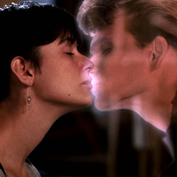 Em &quot;Ghost&quot;, Molly (Demi Moore) beija o fantasma de Sam (Patrick Swayze)