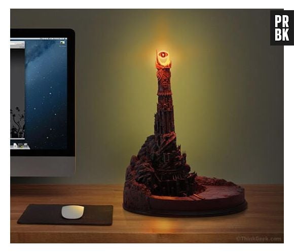 O olho de Sauron, do filme "O Senhor dos Aneis", vai fazer algo de útil finalmente: iluminar a mesa do computador