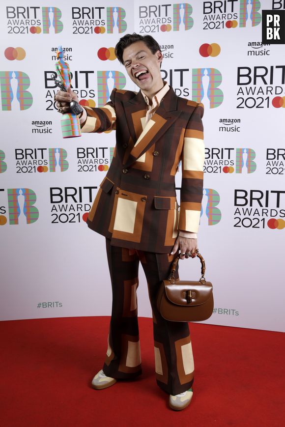 Harry Styles usando uma bolsa no Brit Awards é tudo o que você precisa ver hoje